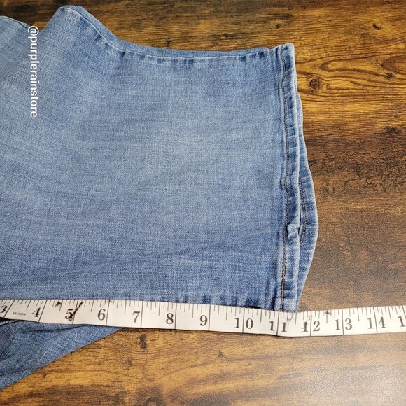 Levi's Classic Bermuda Shorts 24 W High Rise Tummy Control Medium Light Wash - Picture 11 of 13